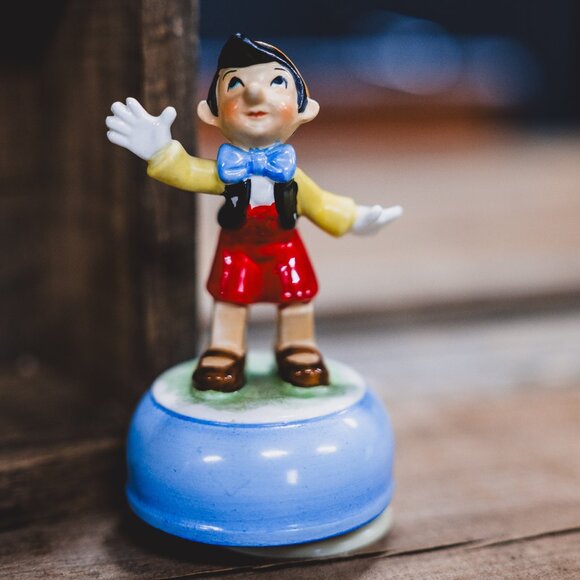 ✨🎭 Disney Pinocchio Figurine – Collectible Resin Hand-Painted Folk Art ✨🎭 - Picture 7 of 9